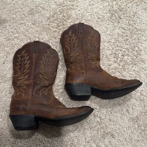 Ariat womens cowboy boots
Size 7